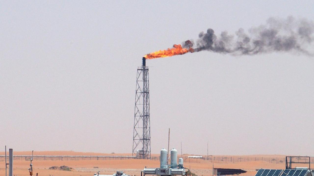 Ein Ölfeld in der Wüste Saudi-Arabiens, aufgenommen im Juni 2008. Ein Ölfeld in der Wüste Saudi-Arabiens, aufgenommen im Juni 2008.