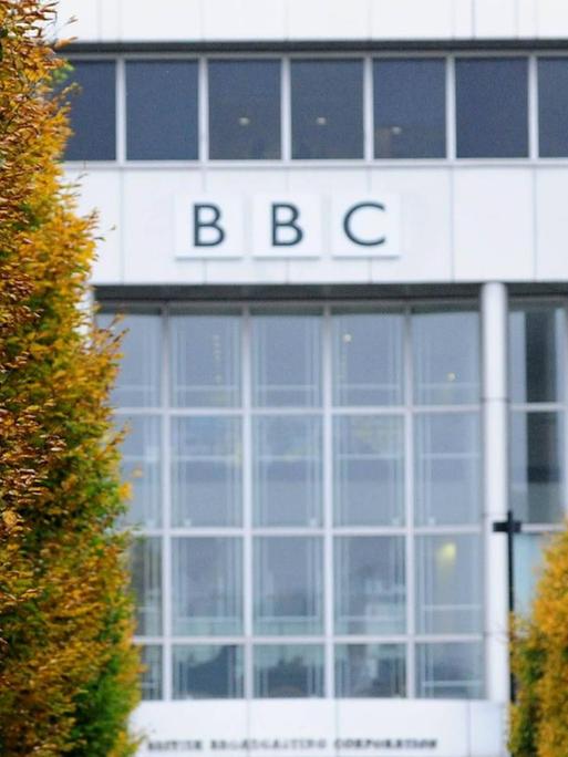 Das Bild zeigt ein Gebäude des öffentlich-rechtlichen Rundfunk British Broadcasting Corporation, kurz BBC, mit seinem Logo von vorne. 