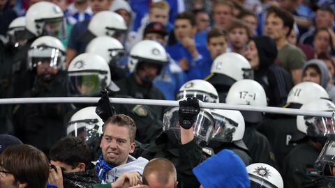 Mit Tränengas und Schlagstöcken ging die Polizei gegen Schalker Fans vor.