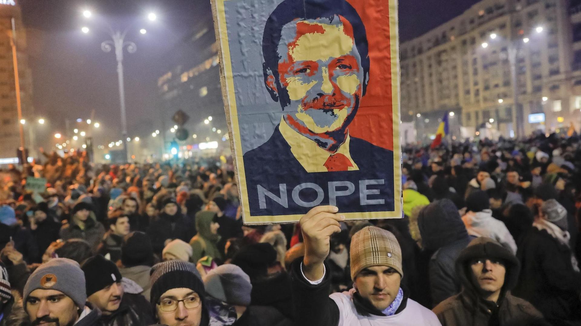 Ein Demonstrant hält während eines Protests am 01.02.2017 in Bukarest, Rumänien, ein Plakat hoch, das Liviu Dragnea, Vorsitzenden der Sozialisten (PSD), zeigt.