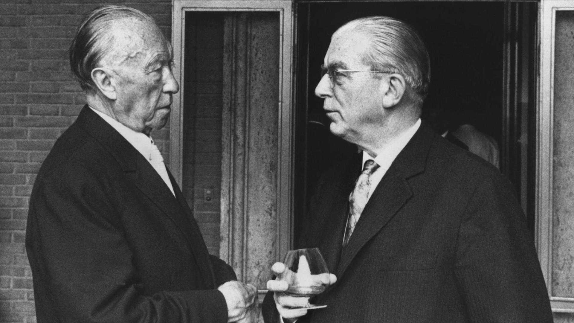 Bundeskanzler Konrad Adenauer und Staatssekretär Hans Globke im Gespräch, aufgenommen im September 1963 in der italienischen Hauptstadt Rom.