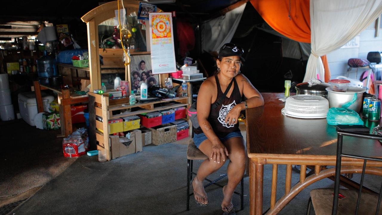 Nelda, eine Obdachlose, in ihrer Unterkunft