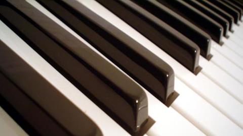 Mozdzer: Die Menschen haben in Jahrhunderten das Klavier entwickelt. Damit möchte ich kooperieren. 
