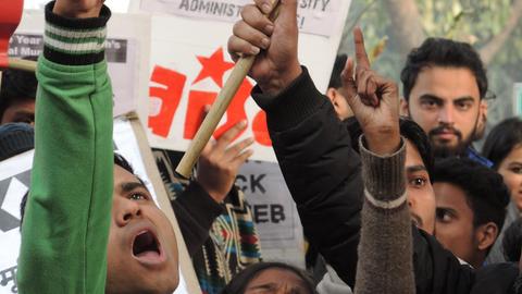 Protestierende Studierende der Jawaharlal Nehru Universität halten zum Todestag des Dalit-Studenten Rohit Vermula Plakate in die Höhe.