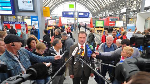 Der Bundesvorsitzende der Gewerkschaft Deutscher Lokomotivführer (GDL), Claus Weselsky (M), gibt am 17.10.2014 in Dresden (Sachsen) auf dem Hauptbahnhof ein Pressestatement zu neuen Streiks am Wochenende