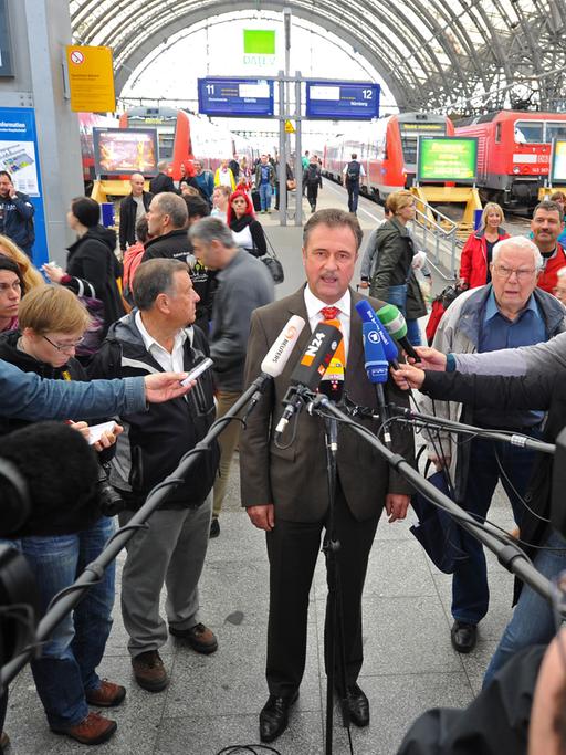 Der Bundesvorsitzende der Gewerkschaft Deutscher Lokomotivführer (GDL), Claus Weselsky (M), gibt am 17.10.2014 in Dresden (Sachsen) auf dem Hauptbahnhof ein Pressestatement zu neuen Streiks am Wochenende