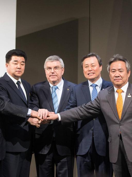 Das Internationale Olympische Komitee hat nach einem Treffen mit Spitzenvertretern grünes Licht für gemeinsame Auftritte von Nord- und Südkorea bei den Winterspielen in Pyeongchang gegeben.