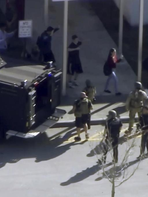 Das Videobild eines amerikanischen Fernsehsenders zeigt die Evakuierung der Marjory Stoneman Douglas High School in Florida, nachdem dort Schüsse gefallen sind.