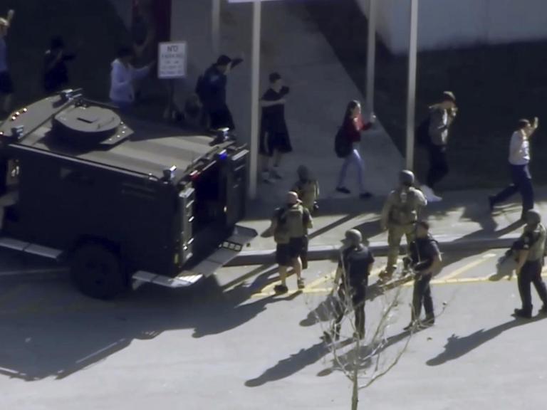Das Videobild eines amerikanischen Fernsehsenders zeigt die Evakuierung der Marjory Stoneman Douglas High School in Florida, nachdem dort Schüsse gefallen sind.