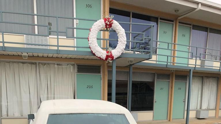 Das Lorraine-Motel in Memphis, in dem Martin Luther King erschossen wurde - und zwar just an der Stelle, wo der Kranz hängt: im ersten Stock Zimmer 306.