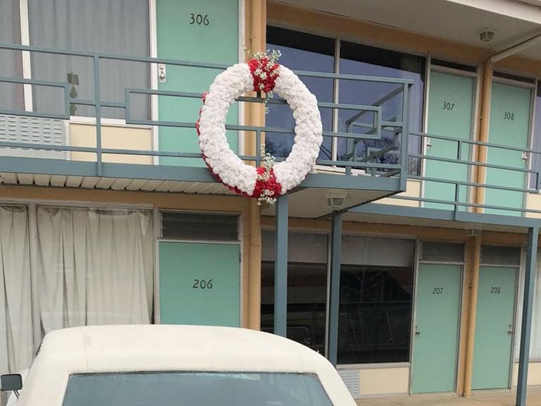 Das Lorraine-Motel in Memphis, in dem Martin Luther King erschossen wurde - und zwar just an der Stelle, wo der Kranz hängt: im ersten Stock Zimmer 306.