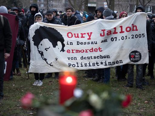 Demonstrierende halten ein Banner, auf dem steht: Oury Jalloh in Dessau am 07.01.2005 ermordet von deutschen Polizist*innen.