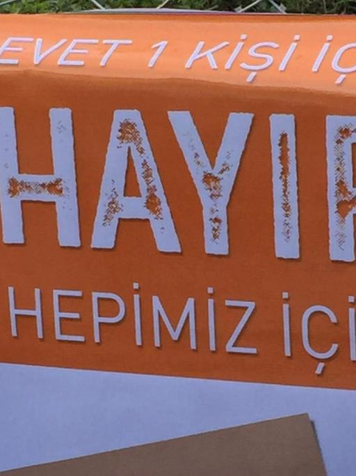Auf dem Bild ist ein Plakat mit türkischer Schrift zu sehen.