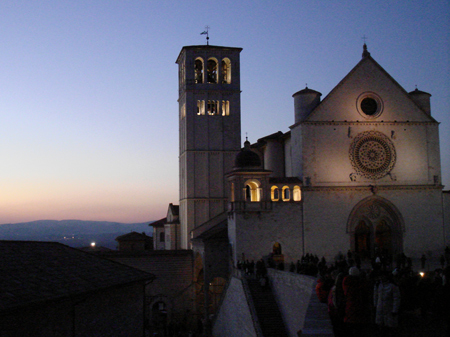 Die Basilika des Heiligen Franziskus in Assisi im Abendlicht.