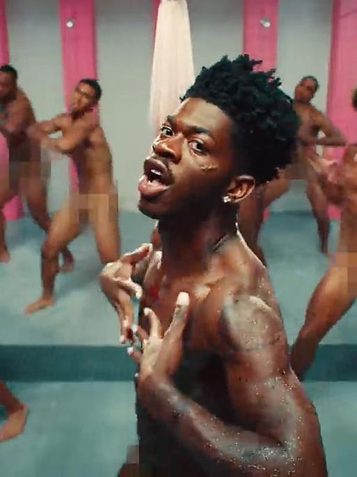 Lil Nas X mit nakten Tänzern im Musikvideo zu „Industry Baby”.