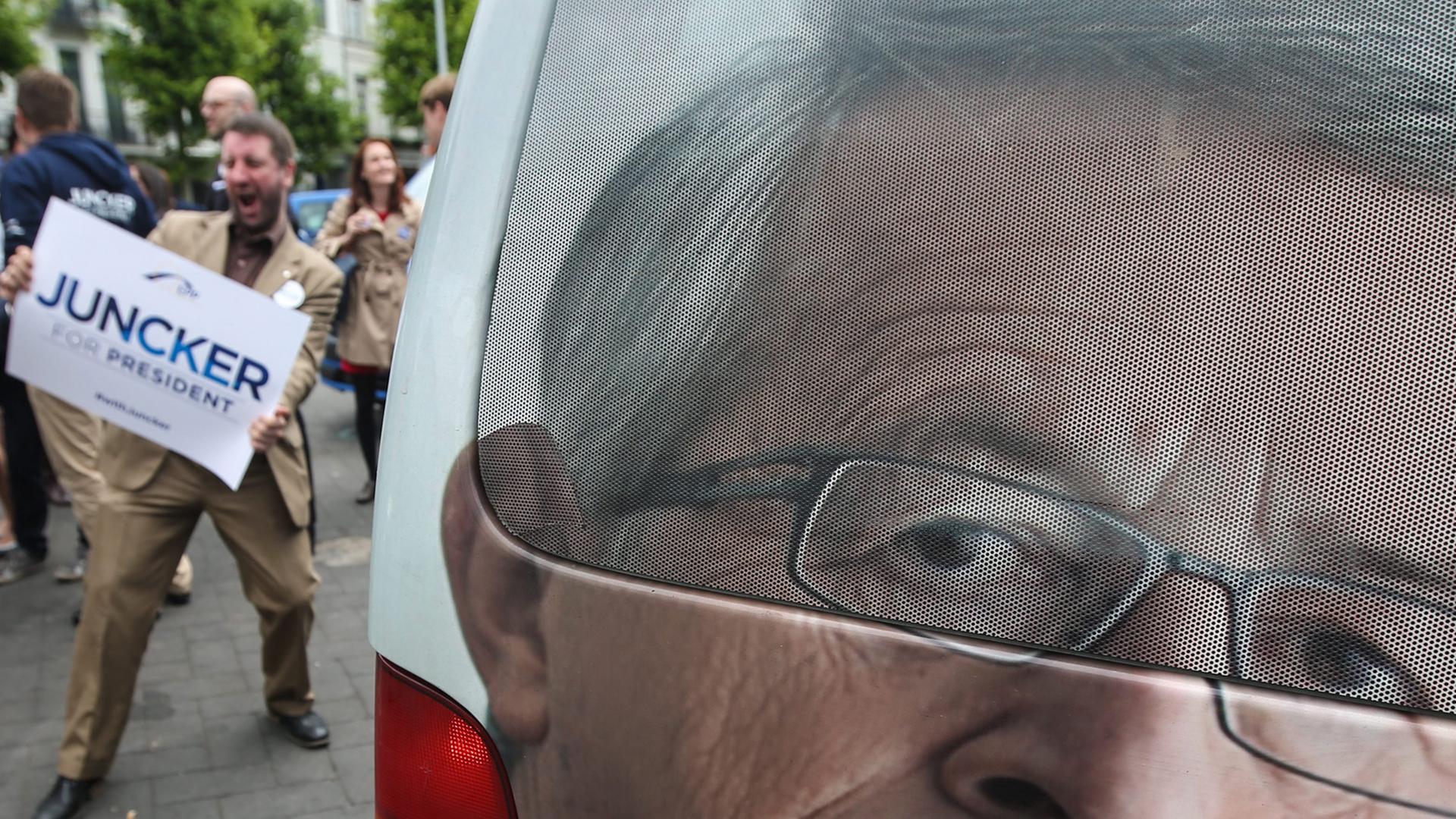 EVP-Spitzenkandidat Jean-Claude Juncker, zu sehen auf einem Wahlkampffahrzeug in Brüssel