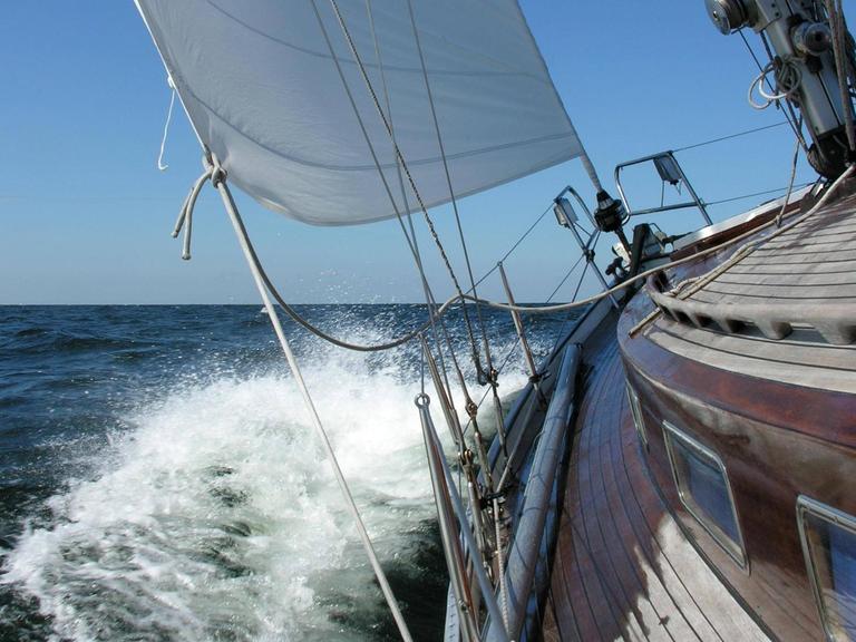 Ein hart am Wind fahrendes Segelboot.