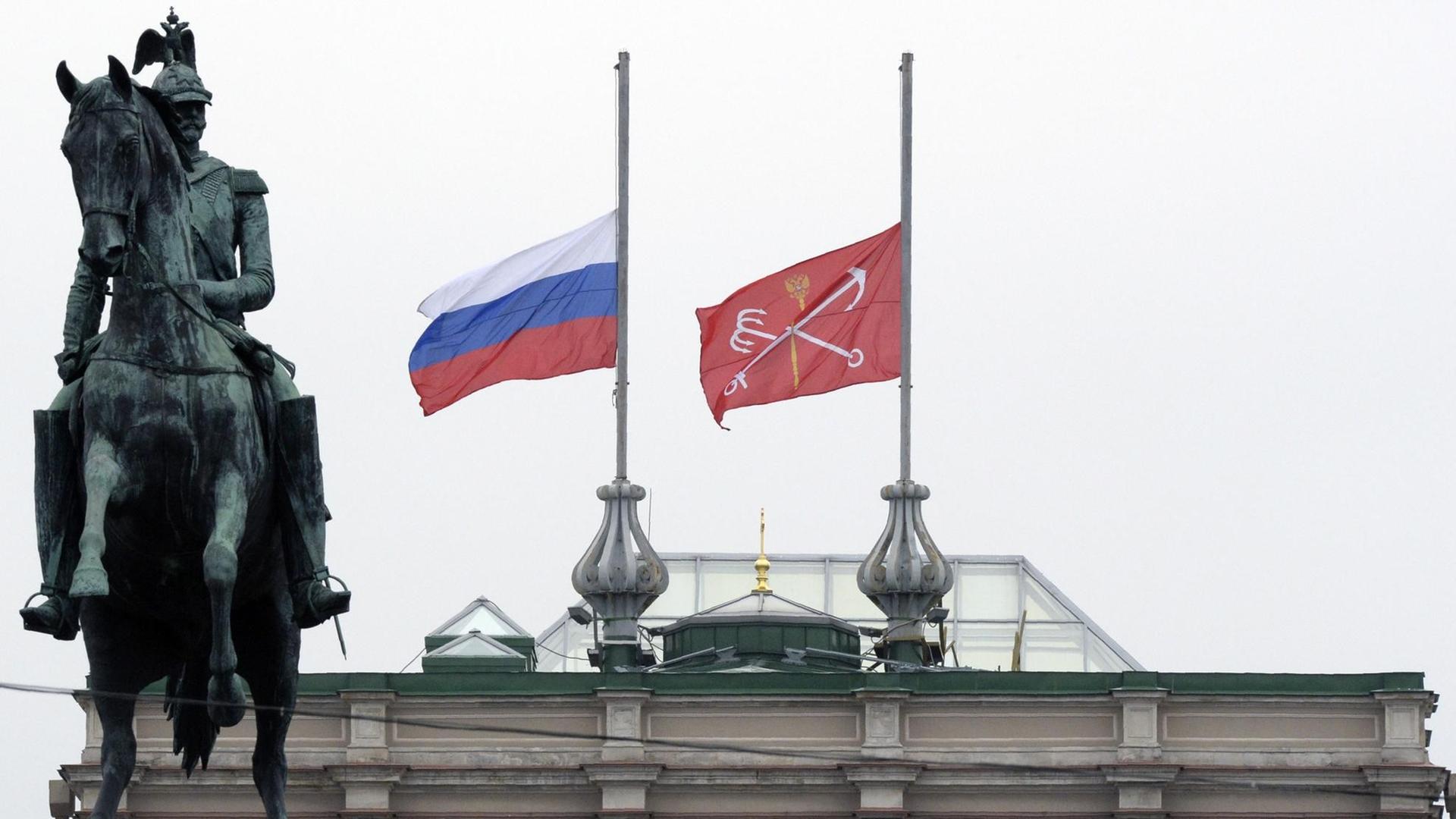 Die russische Flagge ist in St. Petersburg auf Halbmast gesetzt.