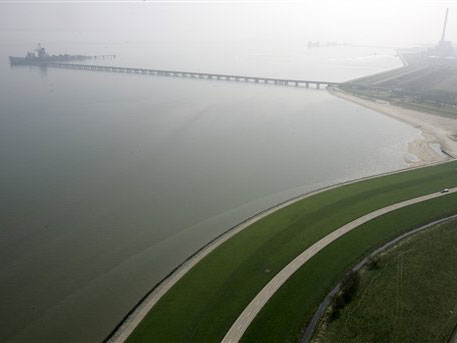 Luftaufnahme des Gebiets, in dem der Tiefwasserhafen JadeWeserPort gebaut werden soll.
