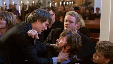 Lucas (Mads Mikkelsen) und sein ehemals bester Freund Theo (Thomas Bo Larsen) schlagen sich in der Kirche.