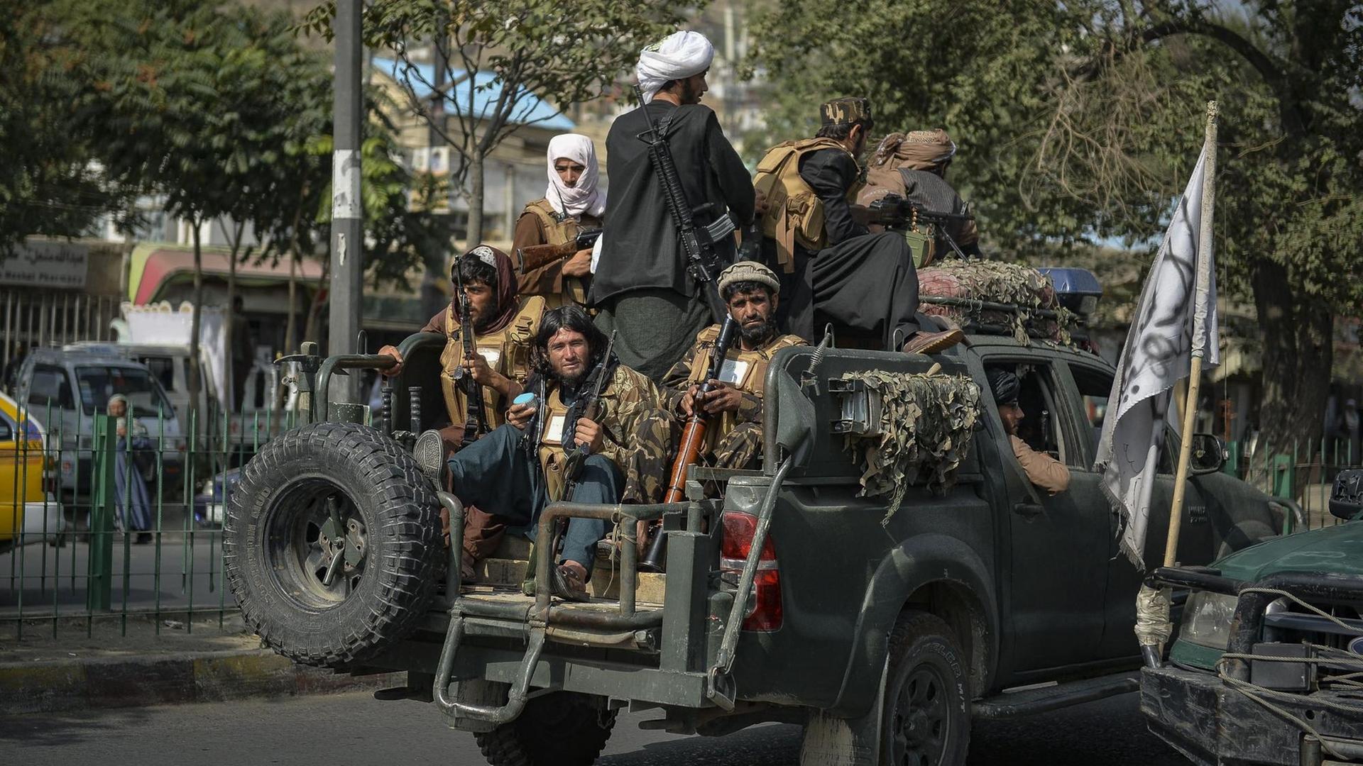 Afghanistan - die Flucht der Deutschen 2021, Teil 3: Bloß raus aus Kabul -  DER SPIEGEL