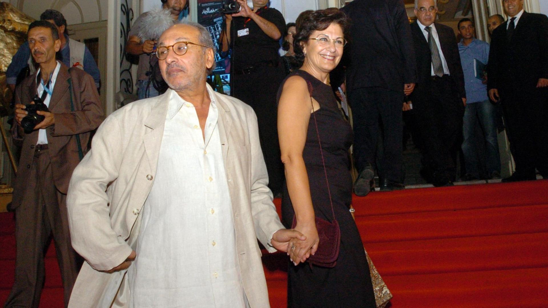 Die tunesiche Schauspielerin Jalila Baccar und der Regisseur Fadhel Jaibi halten sich bei der Eröffnung eines Filmfestivals in Tunis an der Hand.