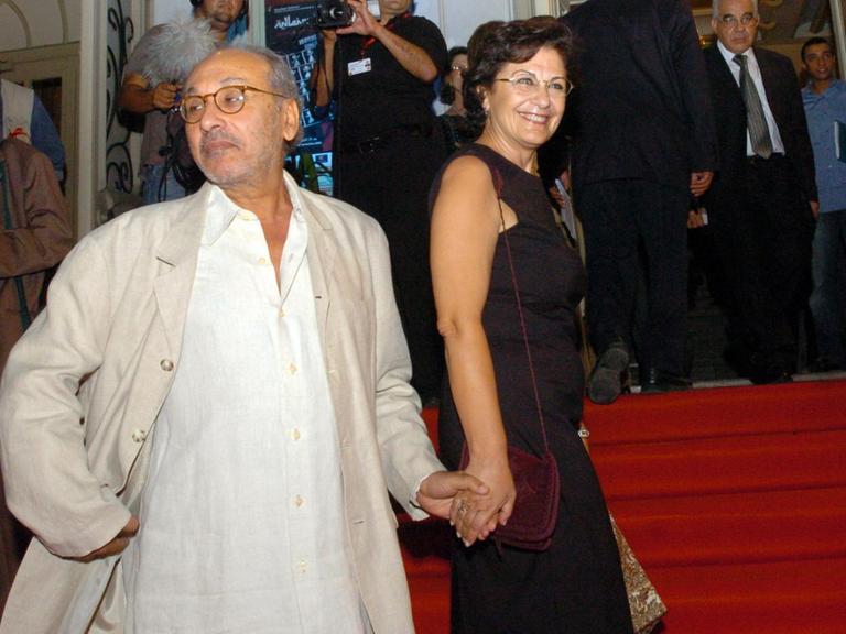 Die tunesiche Schauspielerin Jalila Baccar und der Regisseur Fadhel Jaibi halten sich bei der Eröffnung eines Filmfestivals in Tunis an der Hand.