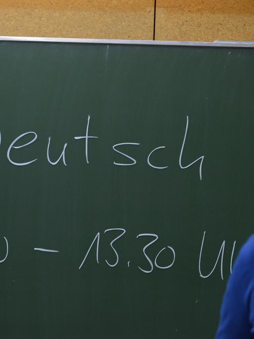 "Deutsch, 8.00 bis 13.00 Uhr" steht mit Kreide geschrieben am 10.04.2013 im Wirtschaftsgymnasium der Humpis-Schule in Ravensburg (Baden-Württemberg) kurz vor Beginn der Abiturprüfung auf der Tafel.