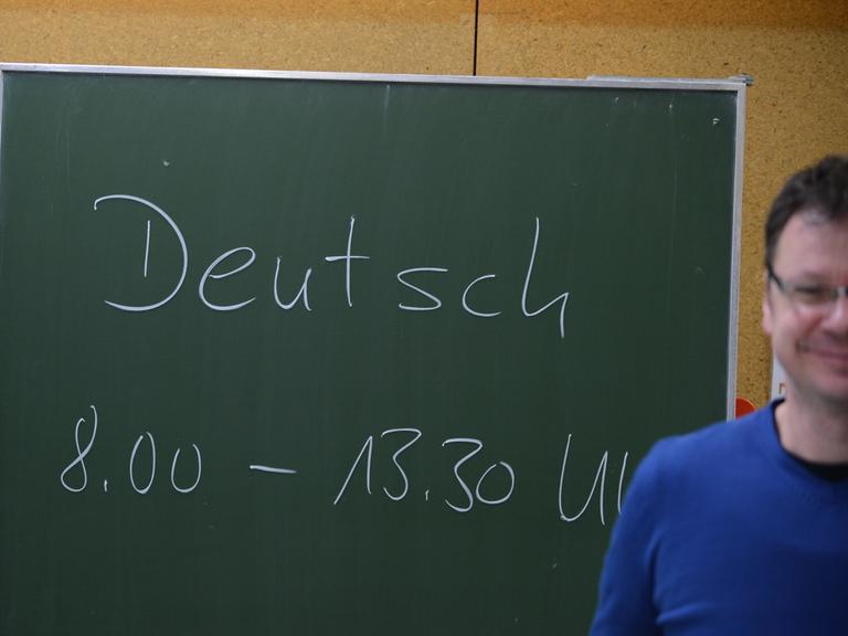 "Deutsch, 8.00 bis 13.00 Uhr" steht mit Kreide geschrieben am 10.04.2013 im Wirtschaftsgymnasium der Humpis-Schule in Ravensburg (Baden-Württemberg) kurz vor Beginn der Abiturprüfung auf der Tafel.