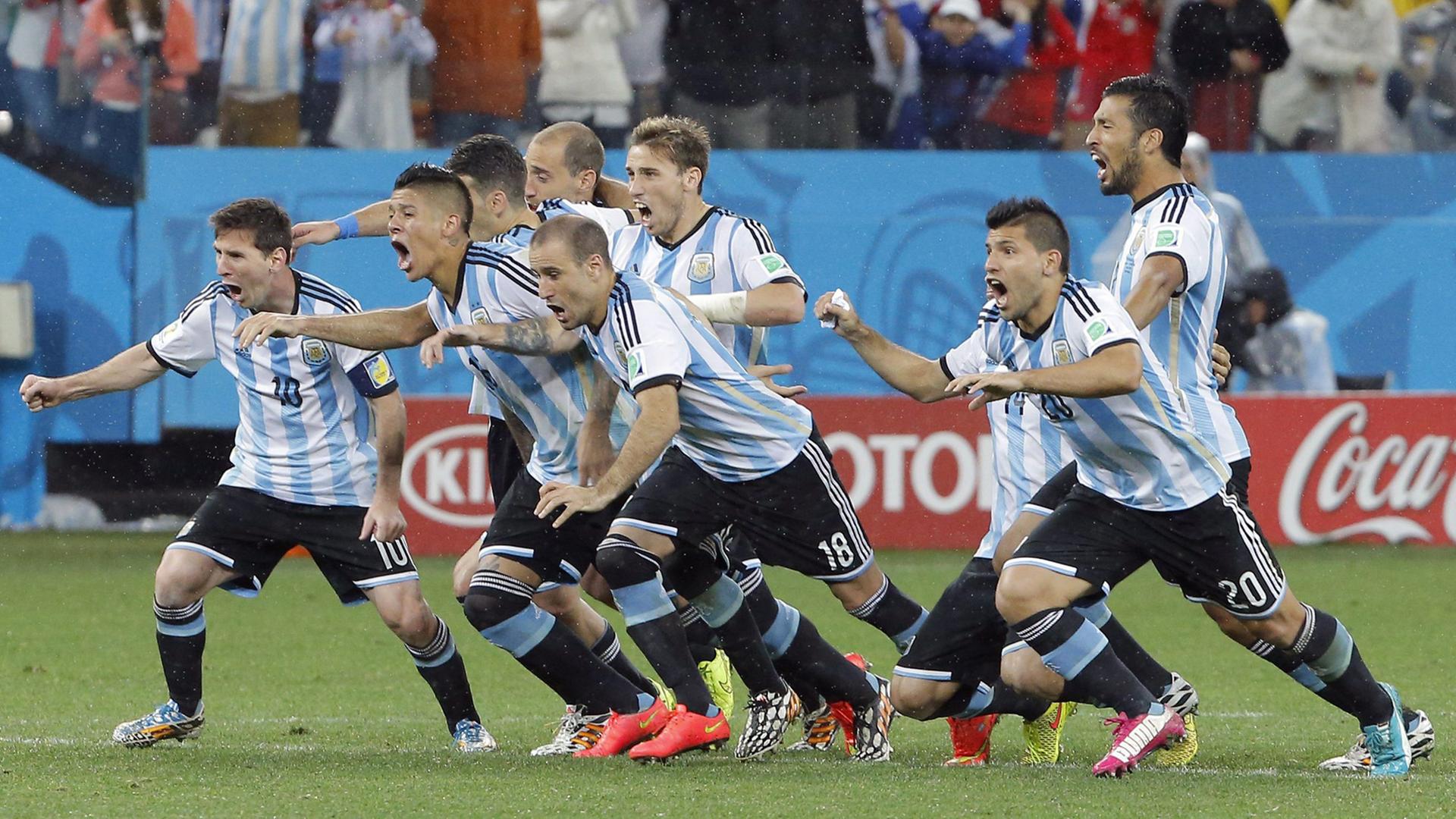 Argentinische Spieler bejubeln nach dem Erfolg im Halbfinale gegen die Niederland den Finaleinzug bei der Fußball-WM in Brasilien.