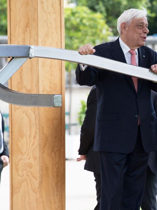 Bundespräsident Frank-Walter Steinmeier (r) und der griechische Präsident Prokopis Pavlopoulos in Kassel