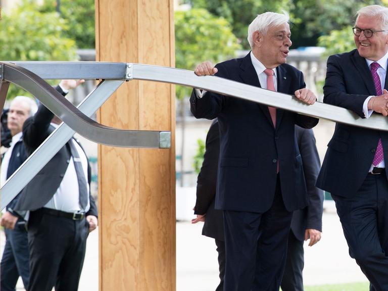 Bundespräsident Frank-Walter Steinmeier (r) und der griechische Präsident Prokopis Pavlopoulos in Kassel