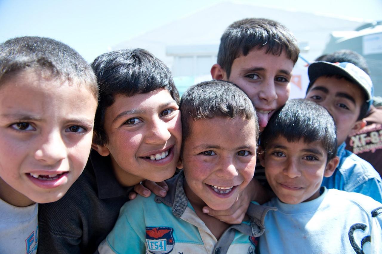 Flüchtlingskinder aus Syrien lachen am 30.05.2014 in Barr Elias (Libanon) in einem Lager für Flüchtlinge aus Syrien. Außenminister Steinmeier ist bis Sonntag zu Gesprächen über den Syrien-Konflikt im Libanon, den Vereinigten Arabischen Emiraten und Katar.