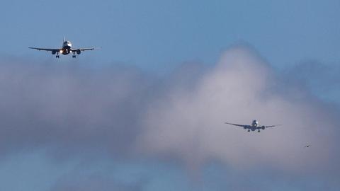 Eine Reihe von Flugzeugen am Himmel über dem Flughafen Heathrow in London