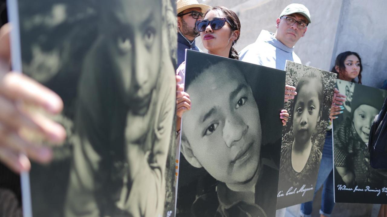 In Ciudad Juarez zeigen Aktivisten Fotos von Kindern, die beim Versuch, die US-amerikanisch-mexikanische Grenz zu überqueren, gestorben sind.