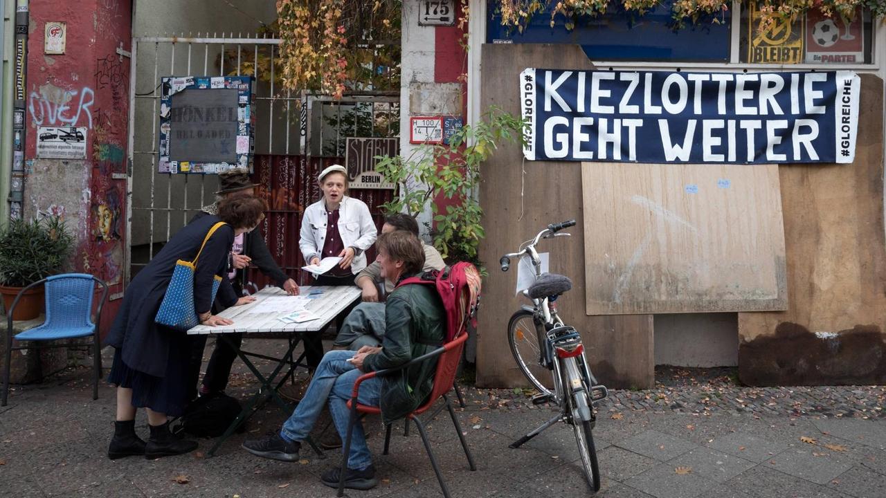 Mit einer Verdunklungsation protestieren Gewerbetreibende des Kreuzberger Oranienkiez gegen Gentrifizierung.