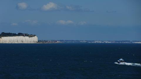 Blick auf die hell leuchtenden Kreidefelsen der Steilkueste bei Dover im Sueden Englands am Aermelkanal