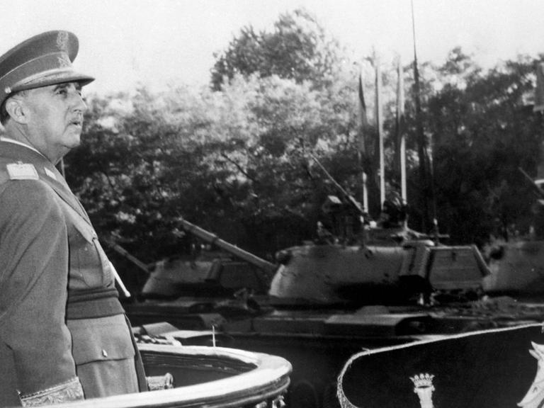 Spaniens Ex-Diktator Francisco Franco während einer Militärparade