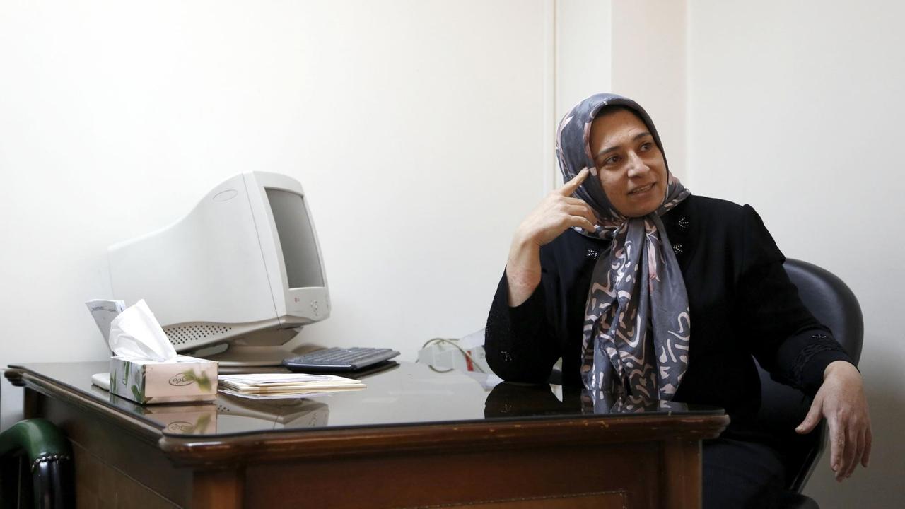Die Schönheitschirurgin Sara Ghorbani sitzt am 23.04.2014 in der Schönheitsklinik Scheich Bahaei in Teheran (Iran).  