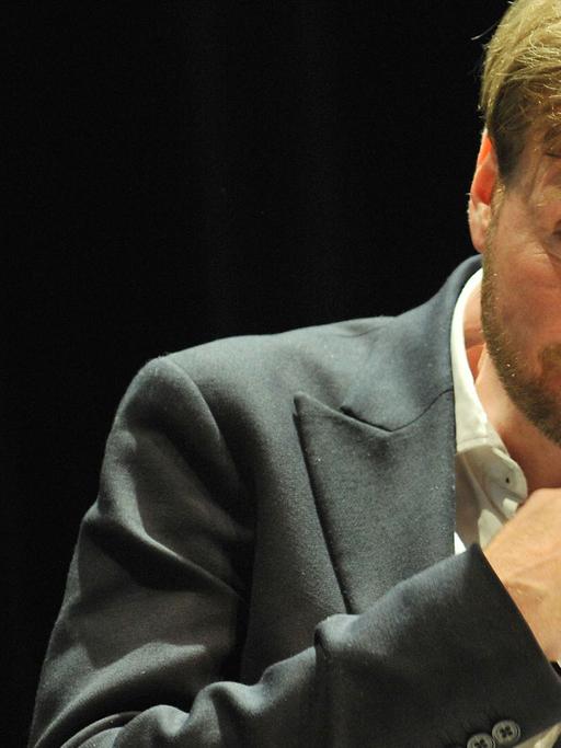 Porträtfoto von Berlins Kulturstaatssekretär Tim Renner. Er verfolgt am 18.02.2015 in Berlin die Veranstaltung "Wie kann Olympia zu einer positiven Stadtentwicklung beitragen".