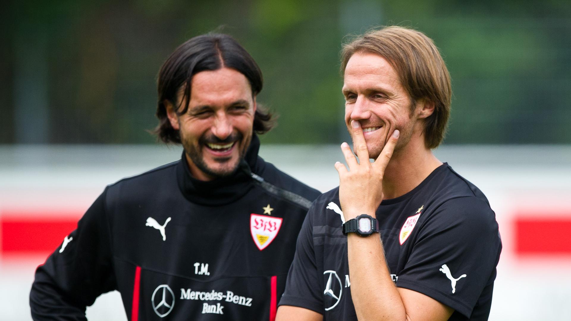 Der neue Trainer vom Bundesligisten VfB Stuttgart, Thomas Schneider (r)steht am 26.08.2013 in Stuttgart (Baden-Württemberg) während dem Training neben dem neuen Co-Trainer Tomislav Marican. Einen Tag nach der Trennung von dem bisheringen Trainer hat Schne Der neue Trainer vom Bundesligisten VfB Stuttgart, Thomas Schneider (r)steht am 26.08.2013 in Stuttgart (Baden-Württemberg) während dem Training neben dem neuen Co-Trainer Tomislav Marican. Einen Tag nach der Trennung von dem bisheringen Trainer hat Schne