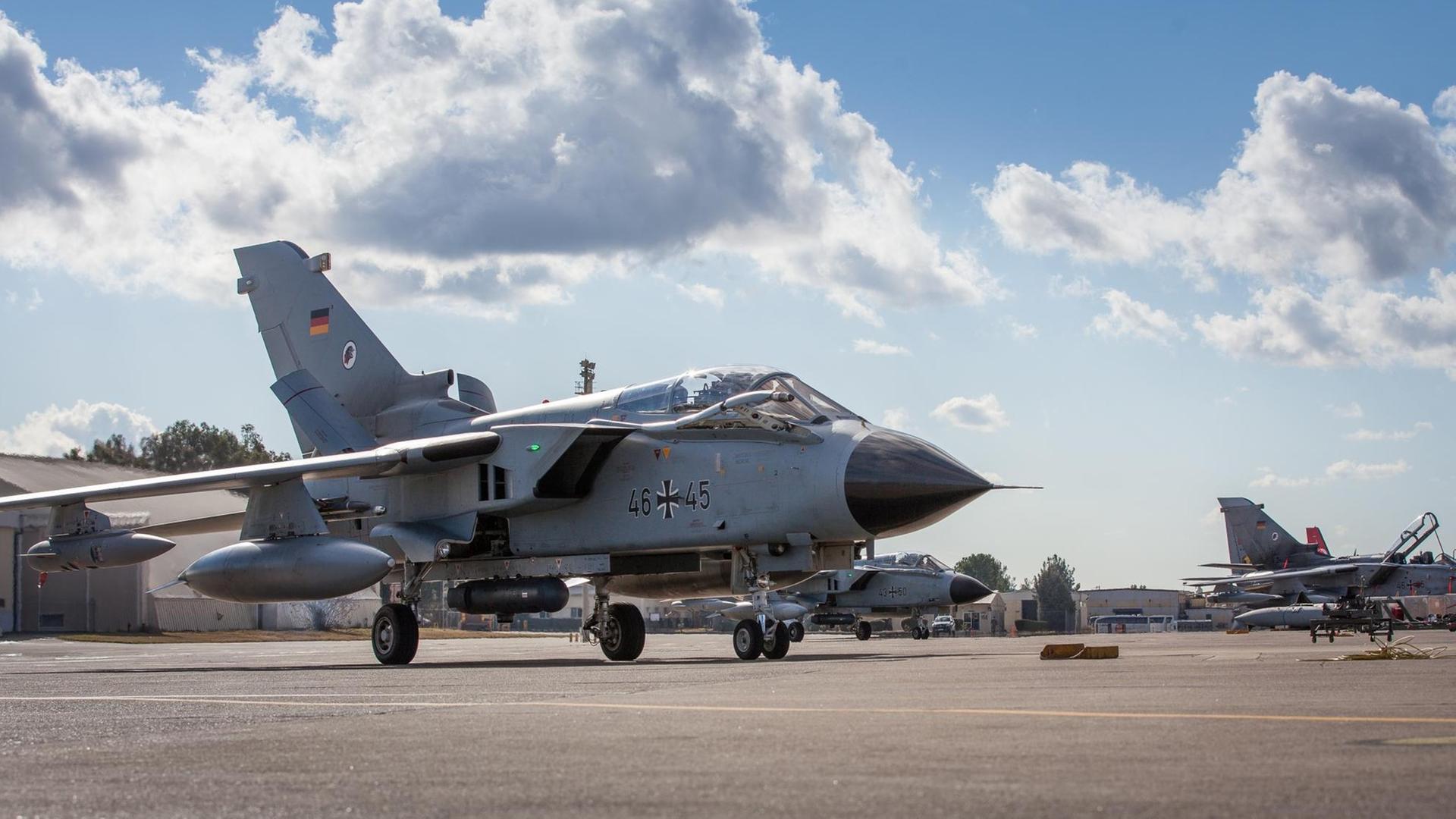 Zwei Recce-Tornados der Luftwaffe der Bundeswehr stehen in Incirlik (Türkei) nach ihrer Landung auf der Air Base auf ihren Stellplätzen.
