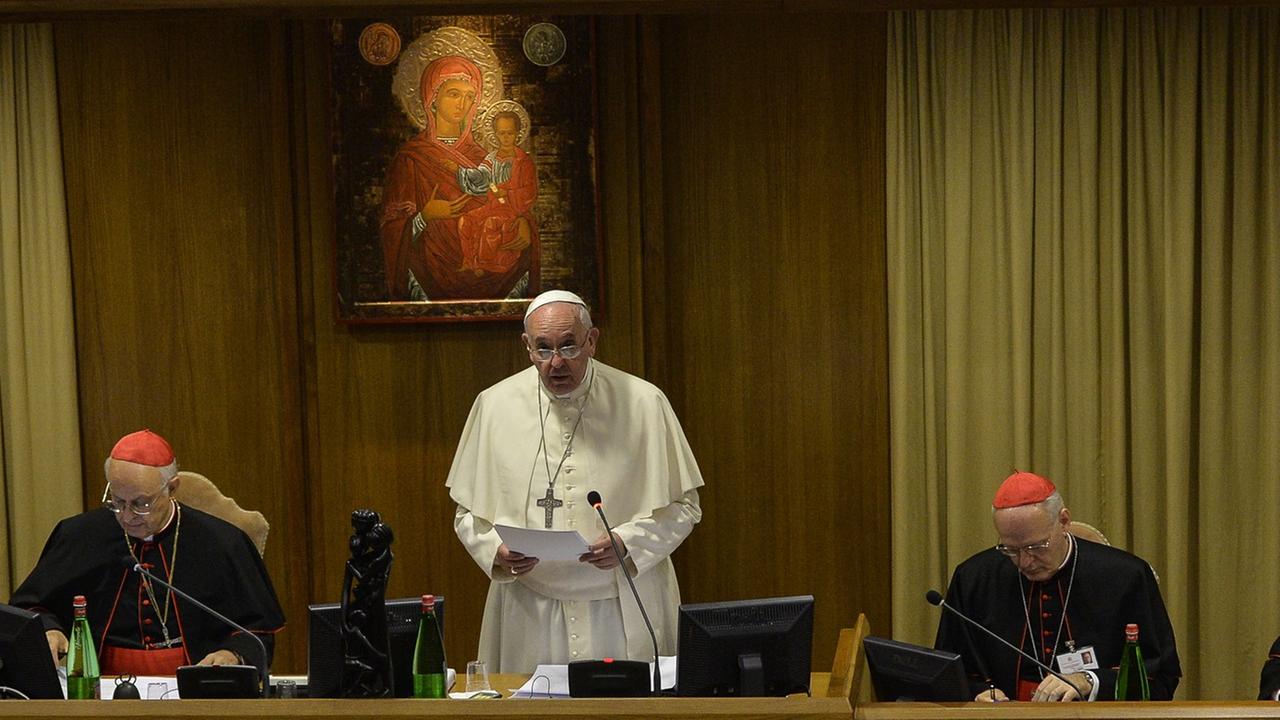 Papst Franziskus hält im Rahmen der außerordentlichen Bischofssynode eine Rede.