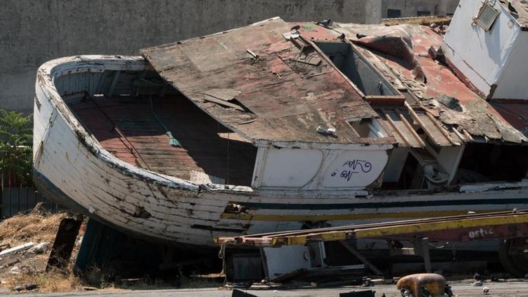 Das Schiff liegt im Hafen schräg auf einem Anhänger. Das Schiff liegt im Hafen schräg auf einem Anhänger.