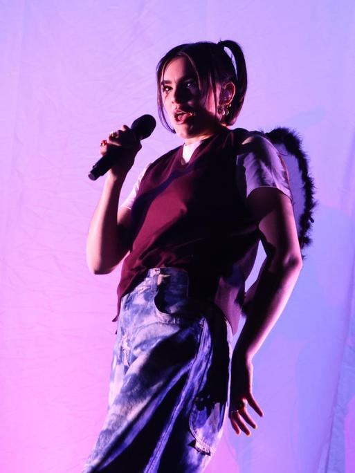 Die junge Musikerin Benee bei einem Live-Auftritt am 16. Oktober 2020 in der Spark Arena in Auckland, Neuseeland.