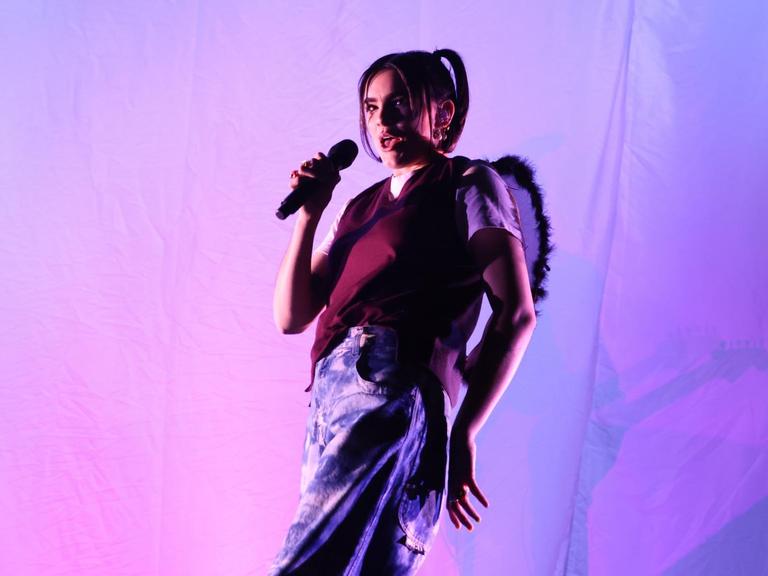Die junge Musikerin Benee bei einem Live-Auftritt am 16. Oktober 2020 in der Spark Arena in Auckland, Neuseeland.