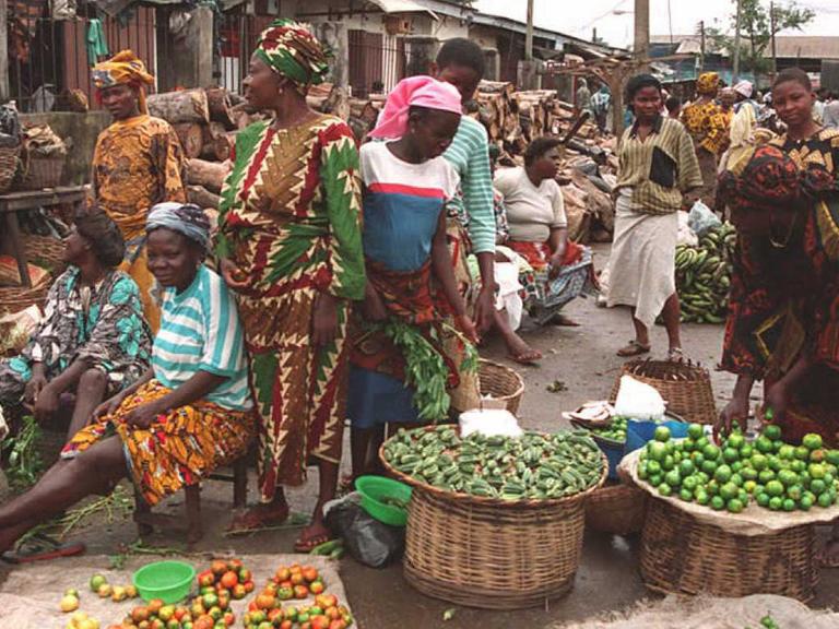 Menschen auf einem Gemüsemarkt in Lagos, Nigeria