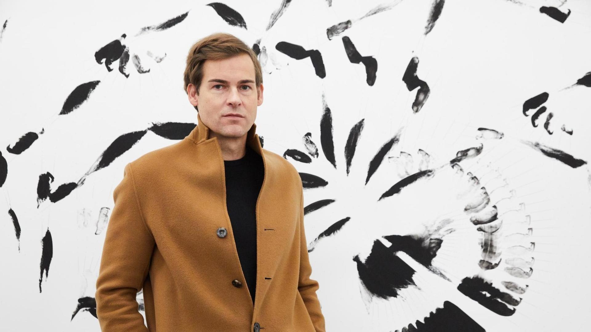 28.09.2018, Hamburg: Ralf Ziervogel, Künstler, vor seinem Bild mit dem Titel: "Then" 2015 Gouache und Tinte auf Papier, in der Ausstellung "As If" der Deichtorhallen Hamburg/Sammlung Falckenberg. Foto: Georg Wendt/dpa | Verwendung weltweit 28.09.2018, Hamburg: Ralf Ziervogel, Künstler, vor seinem Bild mit dem Titel: "Then" 2015 Gouache und Tinte auf Papier, in der Ausstellung "As If" der Deichtorhallen Hamburg/Sammlung Falckenberg. Foto: Georg Wendt/dpa | Verwendung weltweit