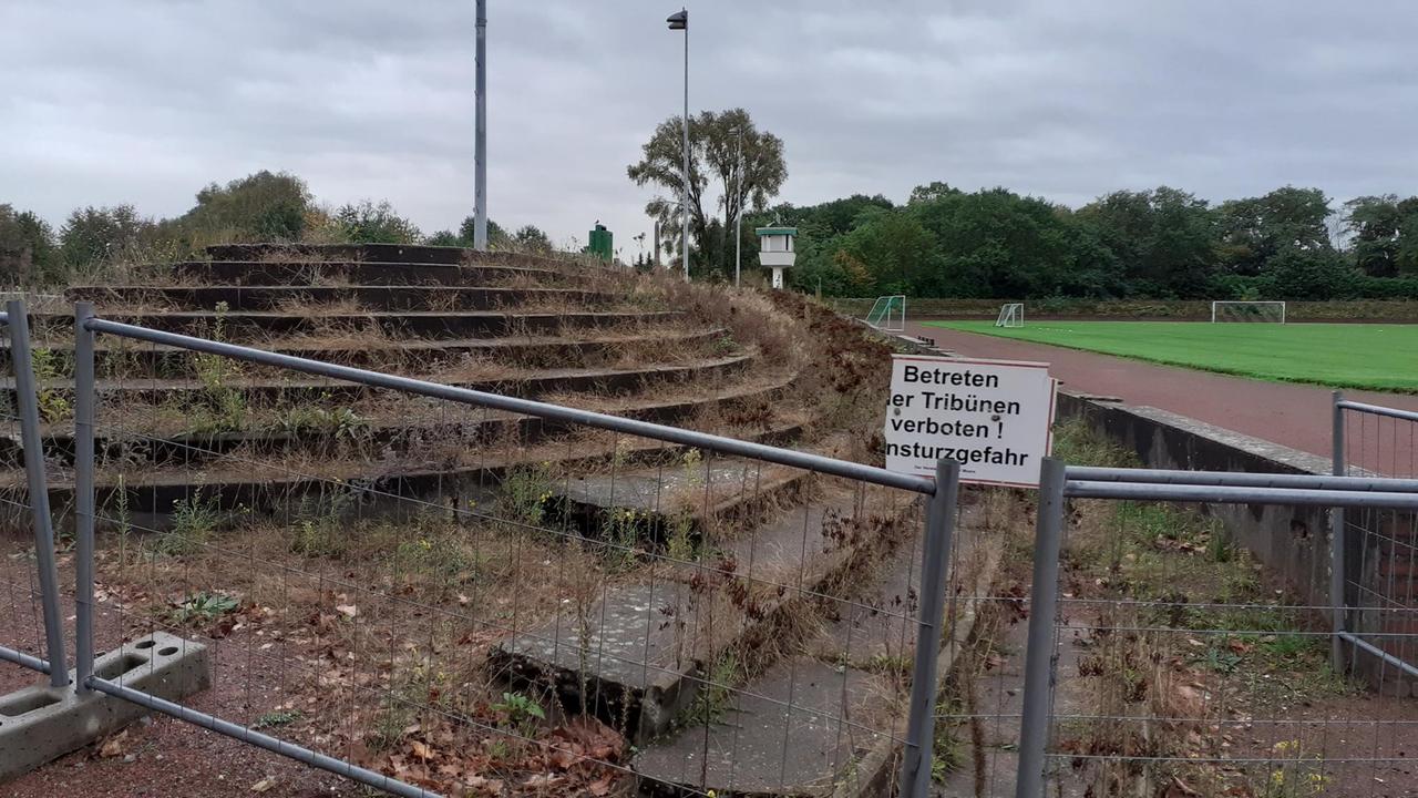 Das Bild zeigt das verfallene Rheinpreußenstadion in Moers-Meerbeck