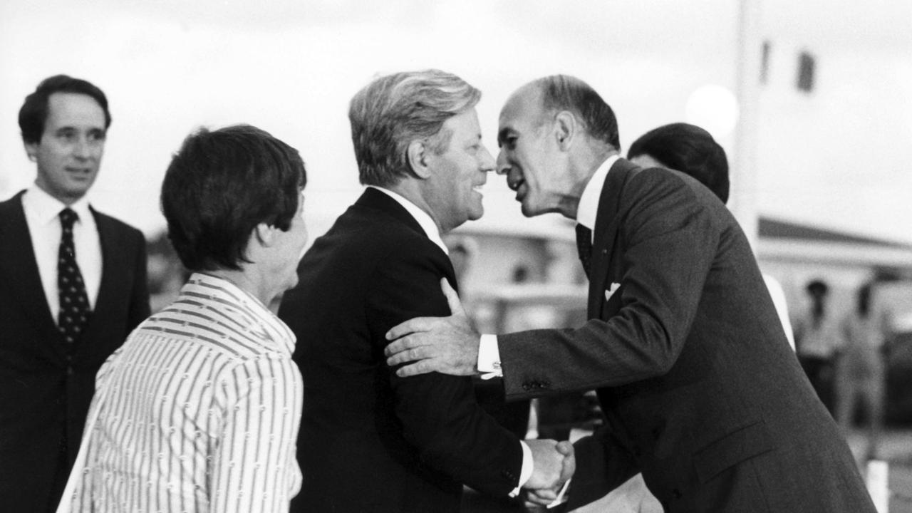 Der französische Staatspräsident Valery Giscard d'Estaing (r-l) begrüßt Bundeskanzler Helmut Schmidt und dessen Ehefrau Loki am 05.01.1979 auf Guadeloupe. 